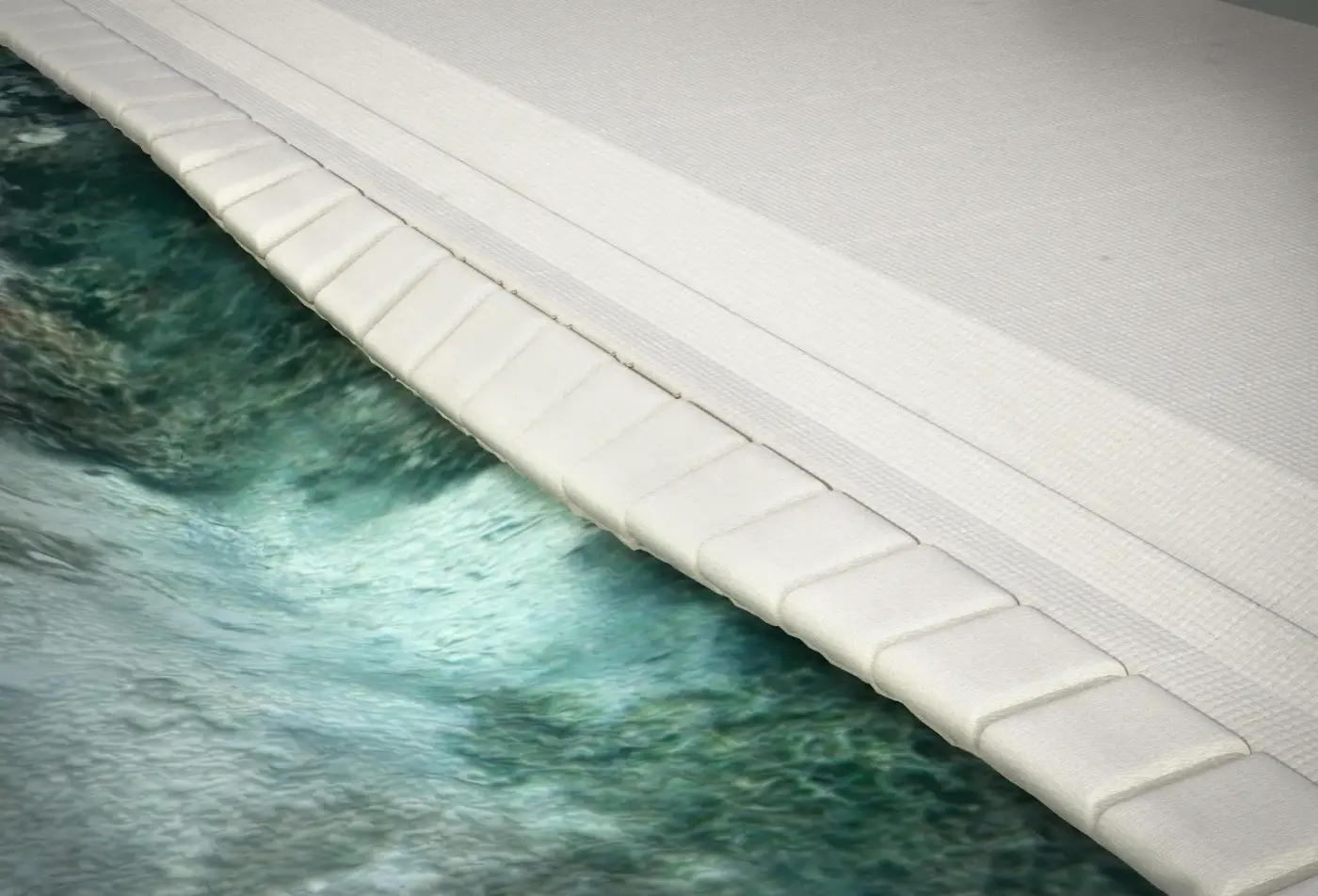 Concrete mattress protecting a marine structure